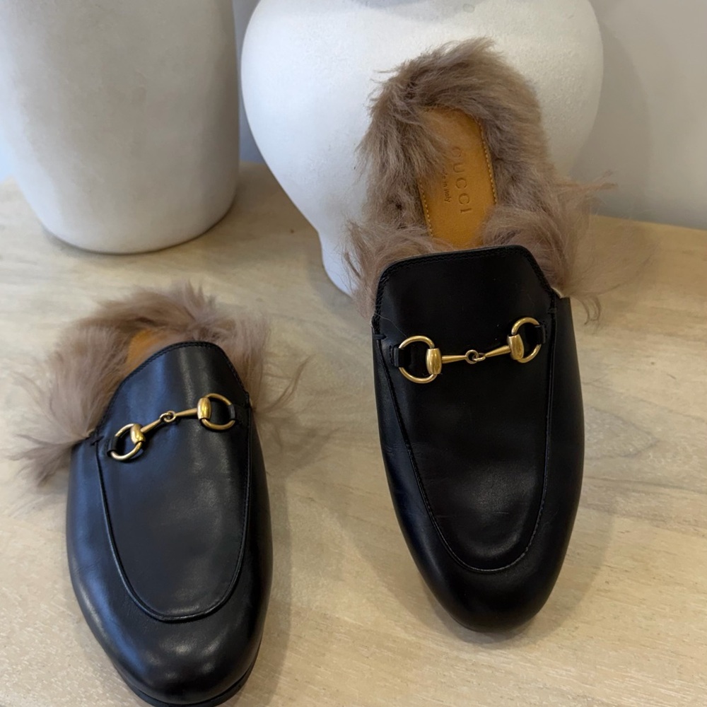 Gucci Black Leather Loafers with Brown Fur and Gold Hardware - Picture 5 of 7